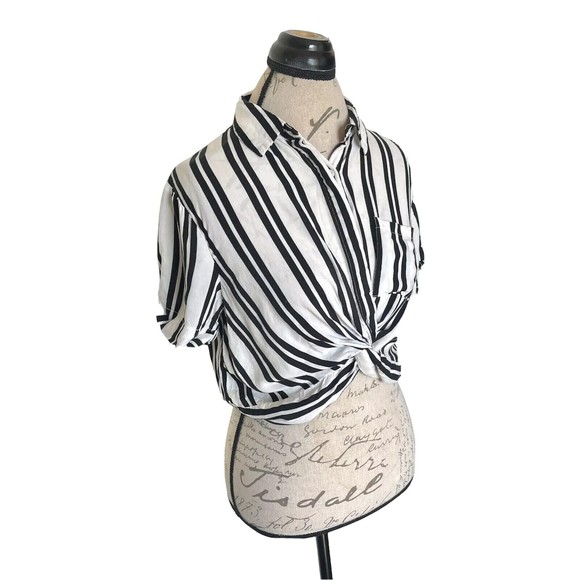 Forever 21 Womens Cropped Twist Hem Blouse Short Sleeve Stripe Sz Medium Collar - Picture 2 of 12